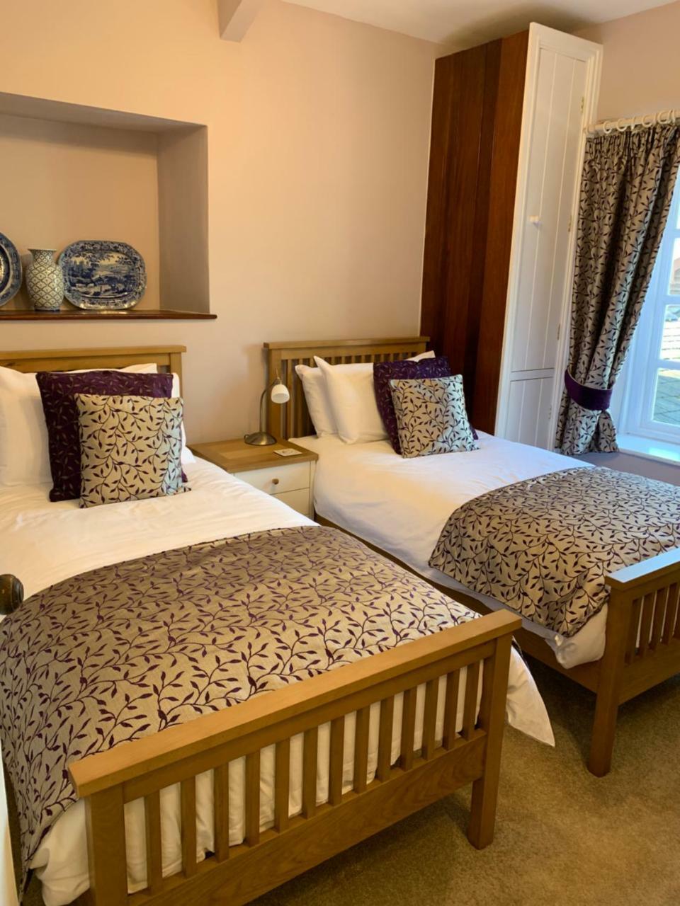 Pontyclerc Farm House Bed And Breakfast Ammanford Exteriör bild