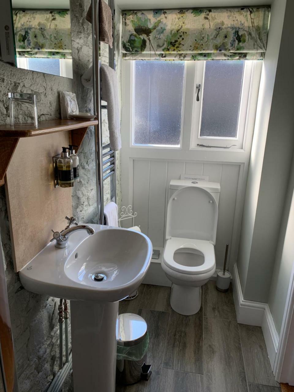 Pontyclerc Farm House Bed And Breakfast Ammanford Exteriör bild